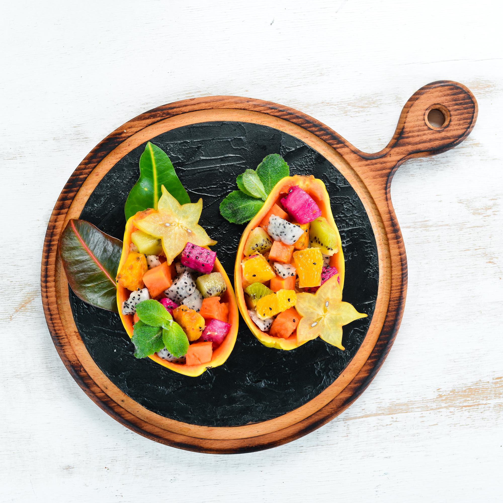 Gotowe porcje na drewnianej desce