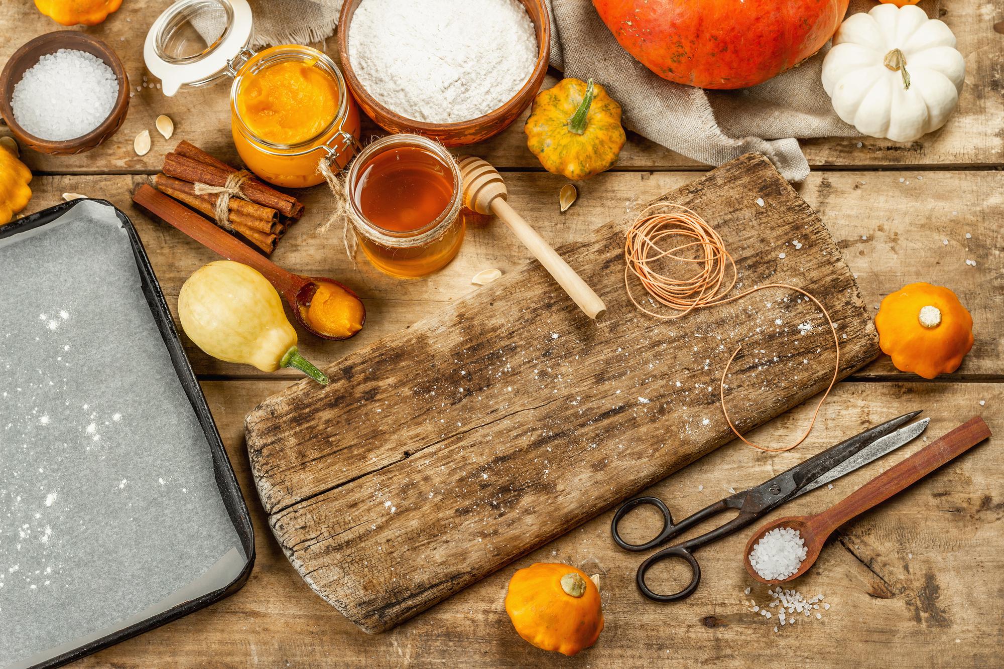 Rustykalny blat z przygotowanym stolikiem kuchennym